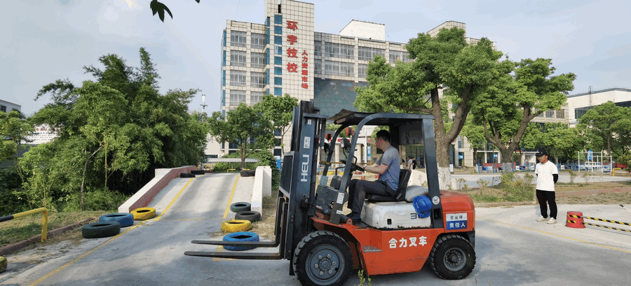 张家港市环宇职业培训学校,位于张家港锦丰镇是一家经张家港市人力资源和社会保障局、张家港市民政局批准,锦丰镇人民政府支持成立的公益性职业技能培训学校。是张家港市人社局、应急局、市监局定点叉车、挖掘机、装载机驾驶员、电工、电焊工、行车工、PLC自动化控制培训、机器人焊接培训的大型专业技能实训机构。所有参训人员经人社局审核合格均可享受“获证奖补”免费培训。网址:http:// www。zjgjixiao。com 报名电话:0512-58530799 13862206144,地址:张家港市锦丰镇建设路2号 张家港市环宇职业培训学校,位于张家港锦丰镇是一家经张家港市人力资源和社会保障局、张家港市民政局批准,锦丰镇人民政府支持成立的公益性职业技能培训学校。是张家港市人社局、应急局、市监局定点叉车、挖掘机、装载机驾驶员、电工、电焊工、行车工、PLC自动化控制培训、机器人焊接培训的大型专业技能实训机构。所有参训人员经人社局审核合格均可享受“获证奖补”免费培训。网址:http:// www。zjgjixiao。com 报名电话:0512-58530799 13862206144,地址:张家港市锦丰镇建设路2号